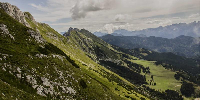 红旗E-QM5换电版入局私家车市场:是颠覆性体验,还是超前冒险?