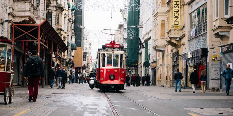 红旗搭载刀片电池:中国一汽与比亚迪强强联合,如何重塑高端电动车供应链?